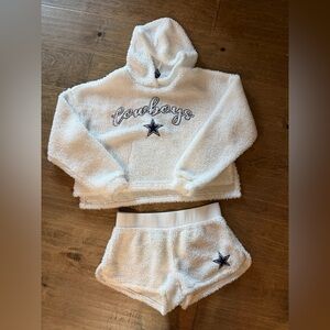 NFL Women’s White Dallas Cowboys Fluffy pullover sweatshirt shorts sleep set, M